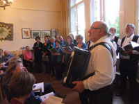 Klezmer mit Gofenberg-Chor im ausverkauften Kulturbahnhof am 20.09.2015