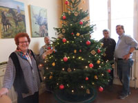 Aufstellen und Schmcken des Weihnachtsbaums im Saal am 23. November 2015