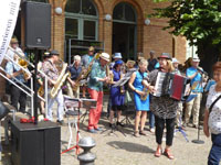 Sommerfest mit Kunst&Krempel-Markt am Bahnhof Lichterfelde West