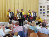 Das Akkordeon-Ensemble Harmonie konzertiert im Brgertreffpunkt