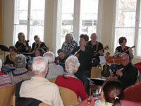 Ukulelen im Bahnhof  mit den `The Gentle Ukes´ am 15. März 2017