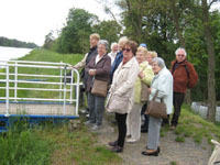 Tagesausflug in die Uckermark am 24. Mai 2017 - Teilnehmer warten auf das Schiff Luise