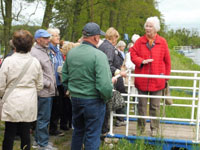 Tagesausflug in die Uckermark am 24. Mai 2017 - Teilnehmer warten auf das Schiff Luise