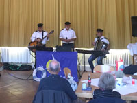 eine beschwingte, musikalische Reise über die Weltmeere