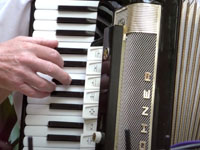 eine beschwingte, musikalische Reise über die Weltmeere