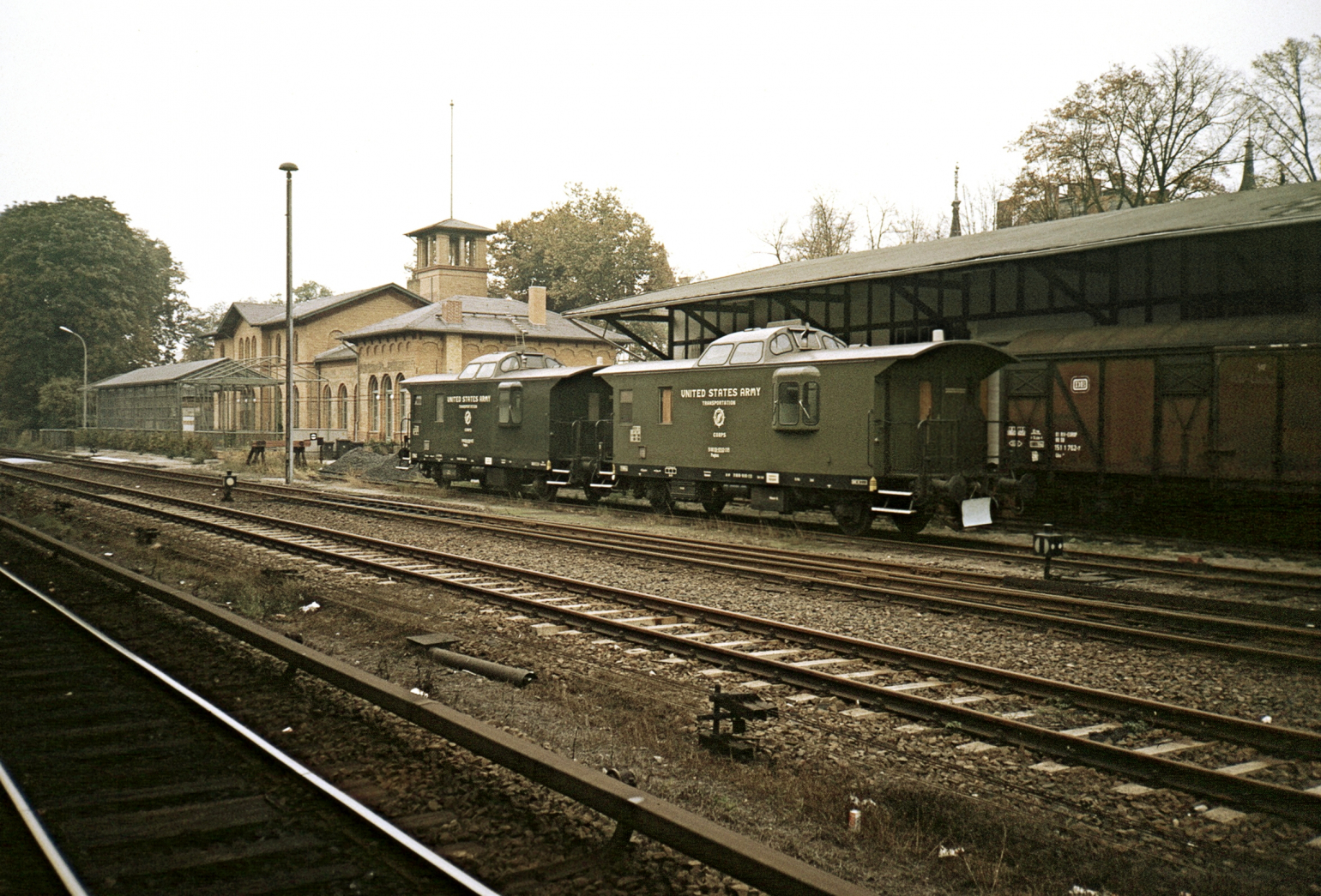 Begleitwagen (Caboose Cars) für US-Militärzüge in Berlin-Lichterfelde West (1986) Wikipedia, Roehrensee,CC BY-SA 3.0 
