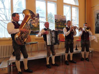 Blasmusik vom Samerberg und Plattler aus Atzing beleben den Bayerischen Nachmittag